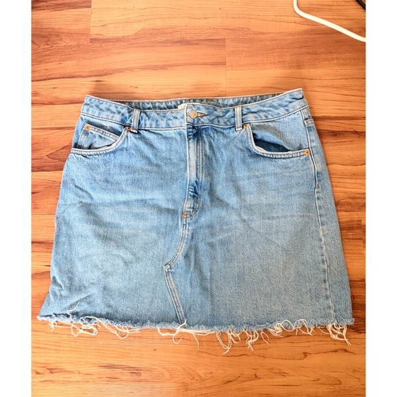Topshop Denim Mini Skirt Frayed Hem Light Wash Casual Cute Size US 12 - Picture 1 of 4